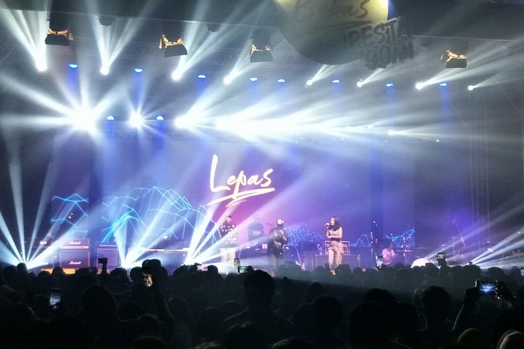 Iwa K tampil di konser Bebas di Live Space, SCBD, Jakarta Selatan, Jumat (27/9/2019).