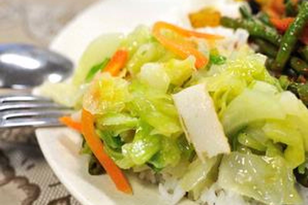 Tigapuluh menit setelah berbuka, Anda boleh makan makanan lengkap. Perbanyak pula asupan sayuran.