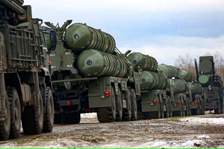 Awak tempur sistem pertahanan udara S-400 selama latihan militer Union Courage-2022 Rusia-Belarus di Belarus pada 2023.