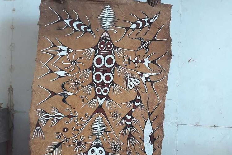 Salah satu warga, saat menunjukkan hasil lukisan kulit kayu di Kampung Asei Pulau, Distrik Sentani Timur, Kabupaten Jayapura, Papua, belum lama ini.