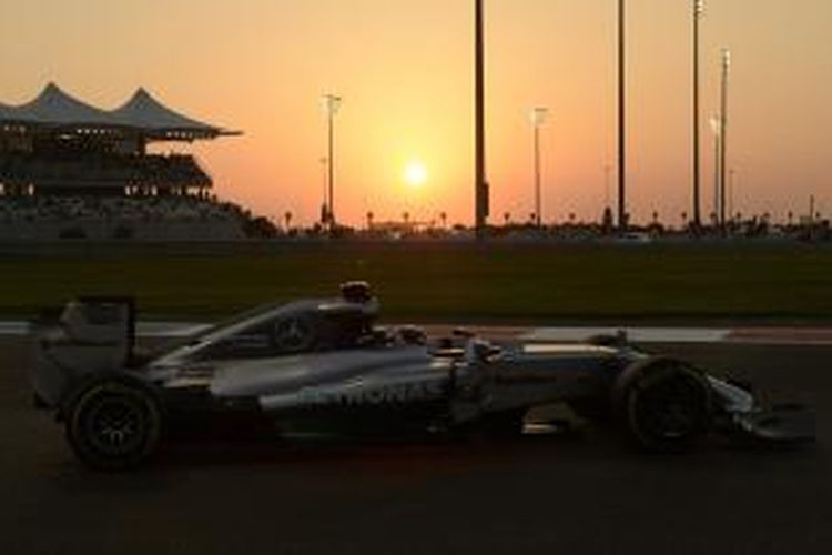 Pebalap Mercedes asal Inggris, Lewis Hamilton, membalap di Sirkuit Yas Marina pada sesi latihan kedua GP Abu Dhabi, Jumat (21/11/2014).