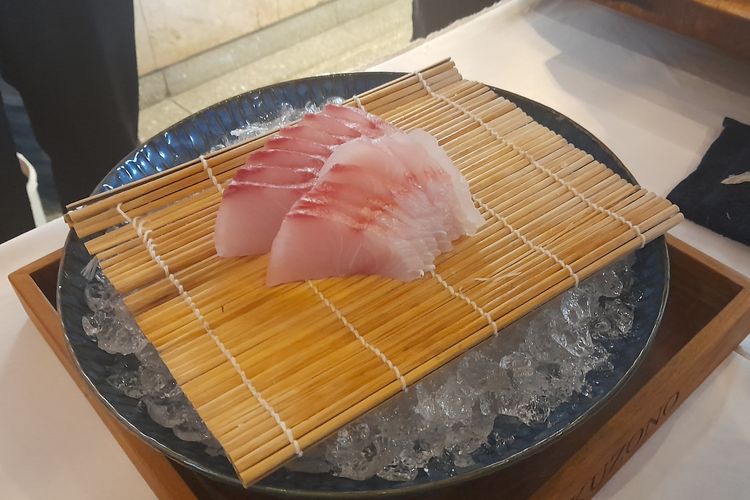 Sashimi yellowtail oleh Naoyuki Shimada, Executive Chef Okuzono Japanese Dining dalam dalam acara Experience Japanese Food Culture. 