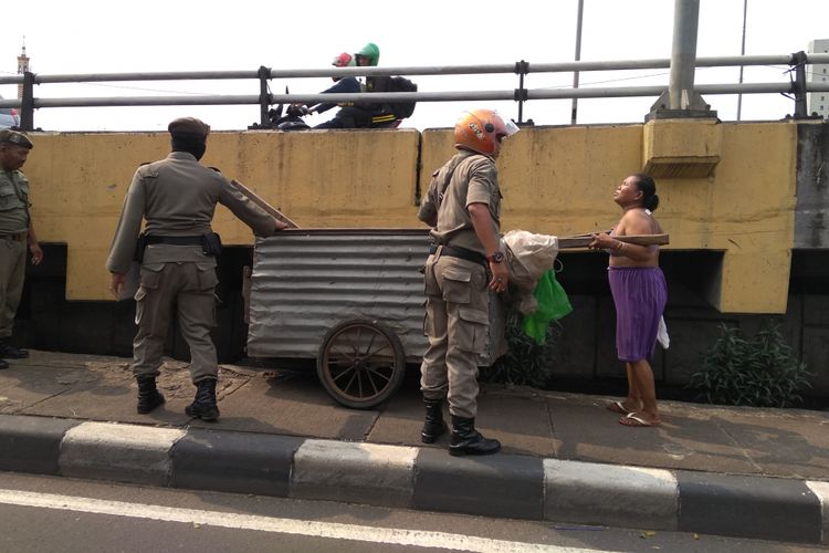 PMKS di kolong flyover Kampung Melayu diamankan petugas Satpol PP dan Sudinsos Jakarta Timur, Rabu (28/3/2018)