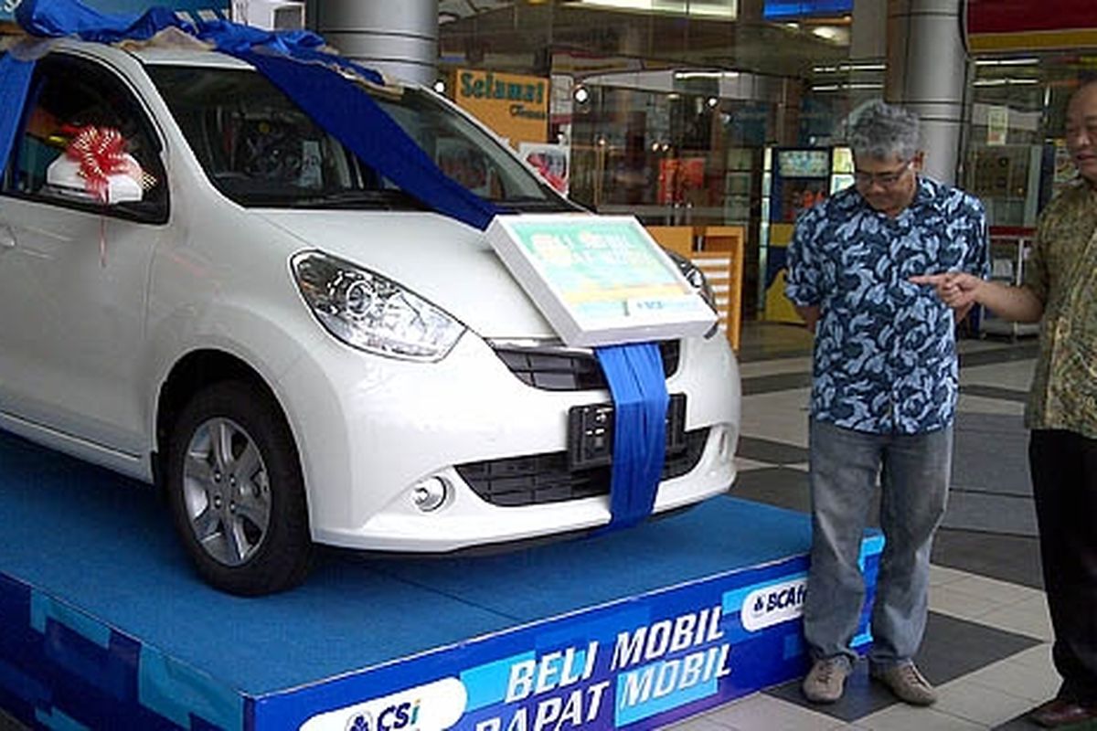 Herjanto (kanan) dan Wibowo bersama hadiah Utama, Daihatsu Sirion untuk promo 