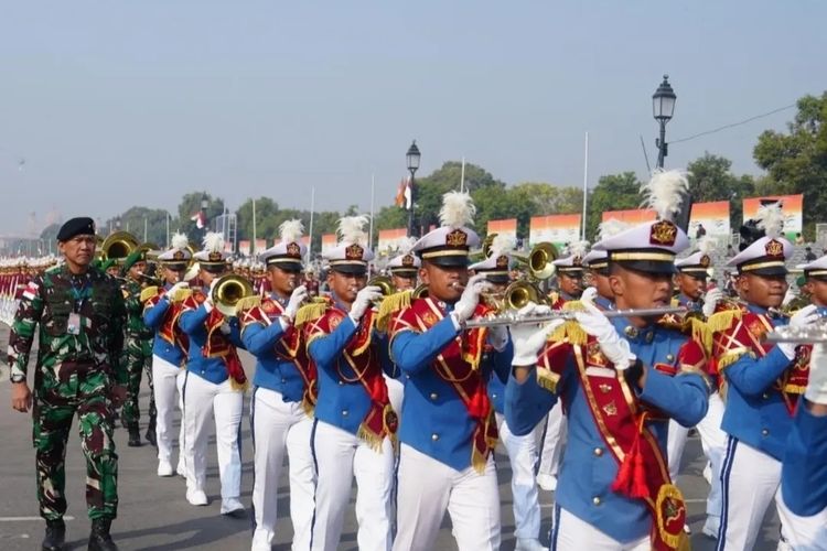 Ratusan prajurit TNI dan Taruna Akademi Militer (Akmil) ikut serta dalam parade HUT Republik India 2025.