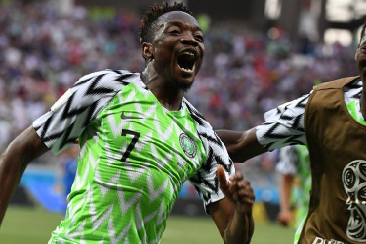 Selebrasi penyerang timnas Nigeria, Ahmed Musa (kiri), saat merayakan salah satu dari dua gol yang ia cetak ke gawang Islandia dalam laga Grup D Piala Dunia 2018 di Stadion Volgograd Arena, Volgograd, Rusia, pada Jumat (22/8/2018).
