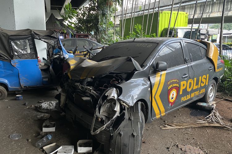 Intip Kuburan Kendaraan di Kolong Flyover Tanjung Barat, Ada Mobil Polisi hingga Bus Hancur