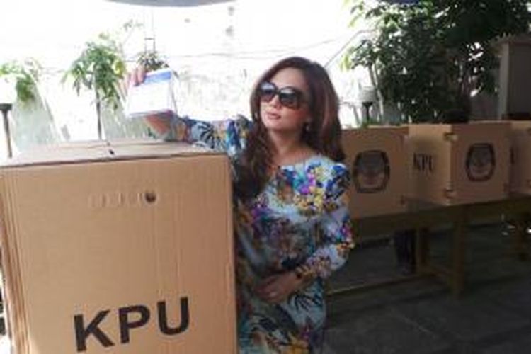 Nia Daniati menggunakan hak pilihnya pada Pemilihan Anggota Legislatif periode 2014-2019, Rabu (9/4/2014)  siang di Tempat Pemungutan Suara (TPS) 029, Jalan Kemang Utara VIII, Jakarta Selatan. 