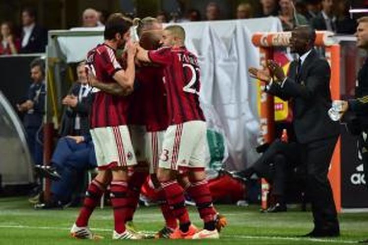 Gelandang AC Milan, Nigel de Jong (tengah) saat merayakan golnya ke gawang Sassuolo pada pertandingan Serie-A pekan ke-38 di Stadion San Siro, Minggu (18/5/2014). 