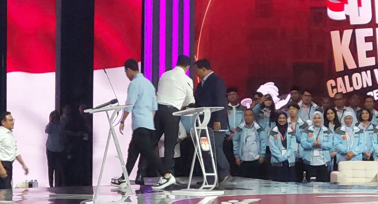 Momen Gibran Ingatkan Prabowo untuk Salami Anies Usai Masuk Arena Debat Cawapres