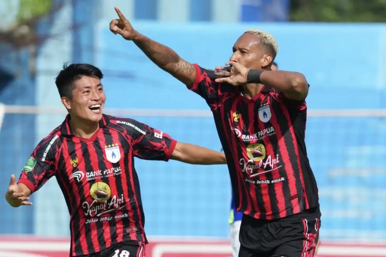 Takuya Matsunaga dan Arthur Vieira saat merayakan gol ke gawang Persiku Kudus/ 