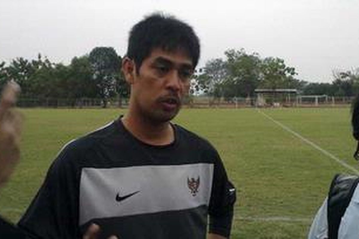 Pelatih Timnas Senior Indonesia Nil Maizar saat mengumumkan 11 pemain tambahan, di Lapangan Suttasoma Halim,  Jakarta, Selasa (13/8/2012).