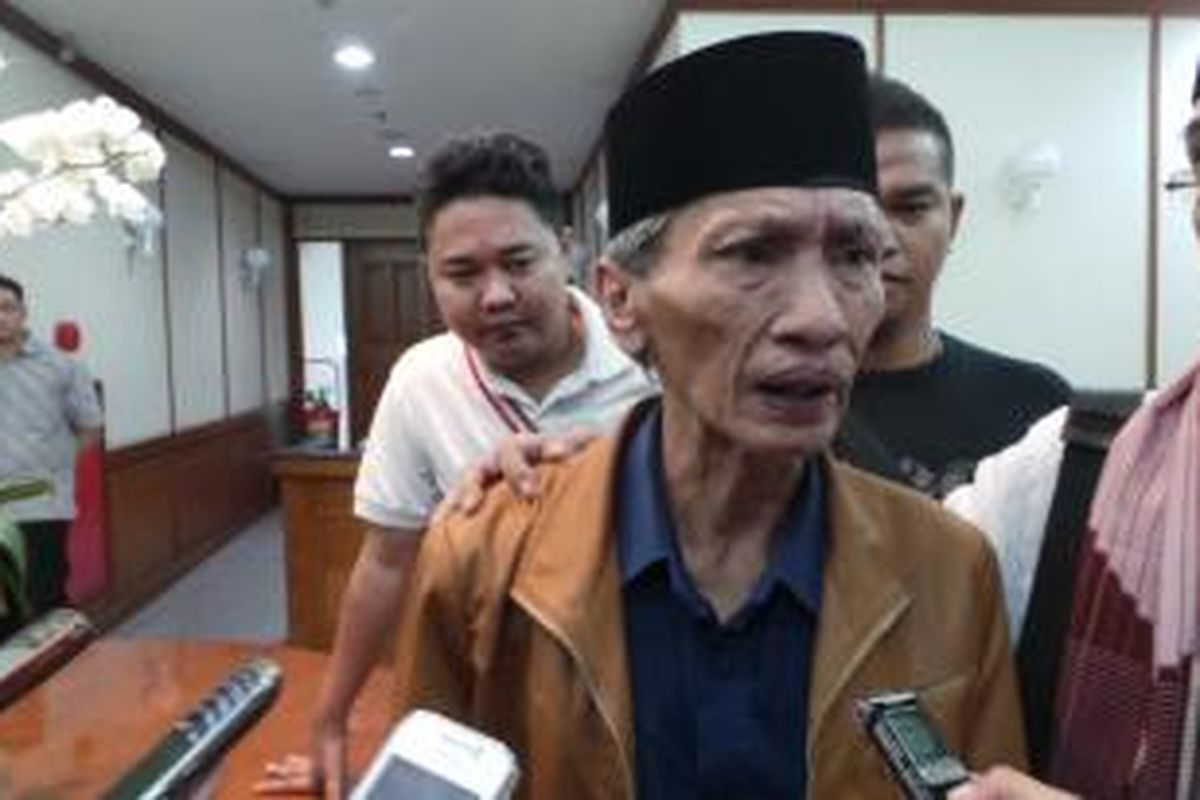 Tokoh masyarakat Tanah Abang, M Yusuf bin Muhi atau Bang Ucu, berbicara kepada wartawan dalam kunjungannya ke Balaikota Jakarta, Jumat (16/8/2013). Ucu bertemu dengan Wakil Gubernur DKI Jakarta Basuki Tjahaja Purnama.