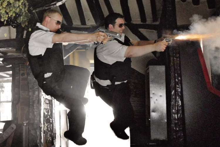 Simon Pegg dan Nick Frost dalam film Hot Fuzz. 