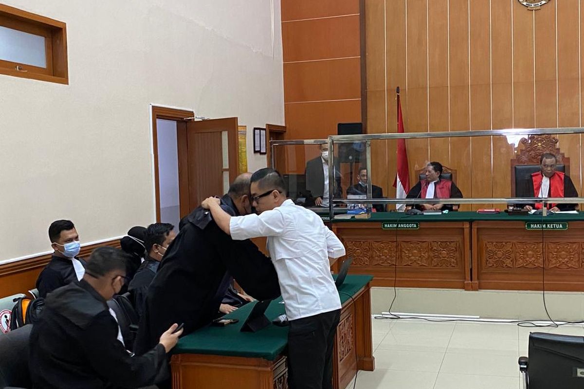 Eks Kapolres Bukittinggi AKBP Dody Prawiranega cipika-cipiki dengan JPU dalam sidang kasus peredaran narkotika jenis sabu yang dikendalikan Irjen Teddy Minahasa di Pengadilan Negeri Jakarta Barat, Rabu (26/4/2023). 