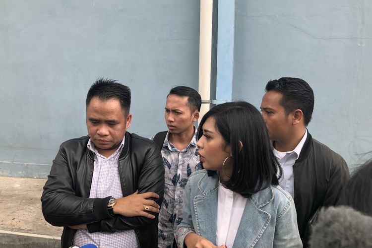 Karen Idol dan Tim Kuasa Hukum di kawasan Tendean. Jakarta Selatan, Kamis (28/11/2019). 