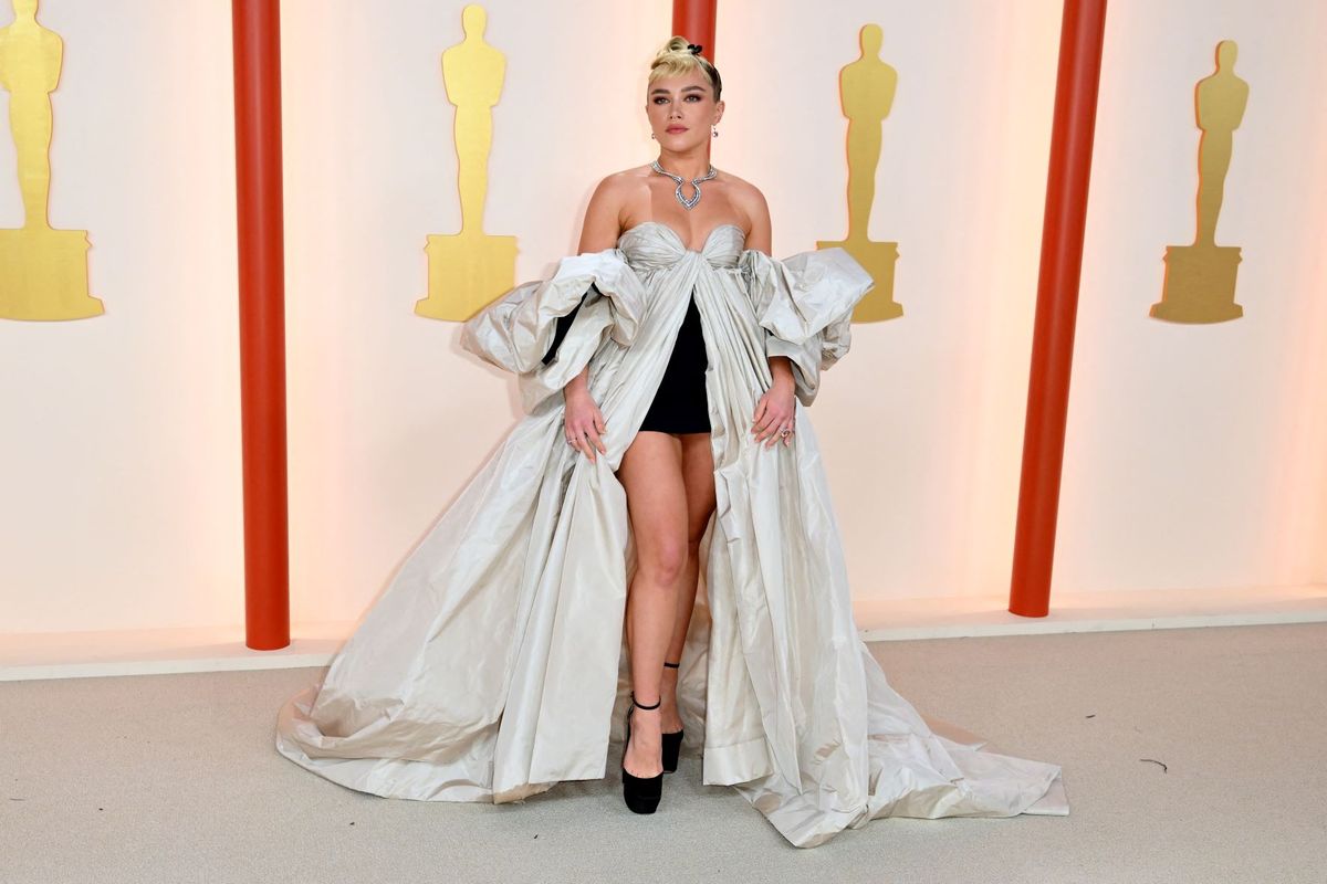 Florence Pugh mengenakan gaun Valentino saat menghadiri Oscar 2023