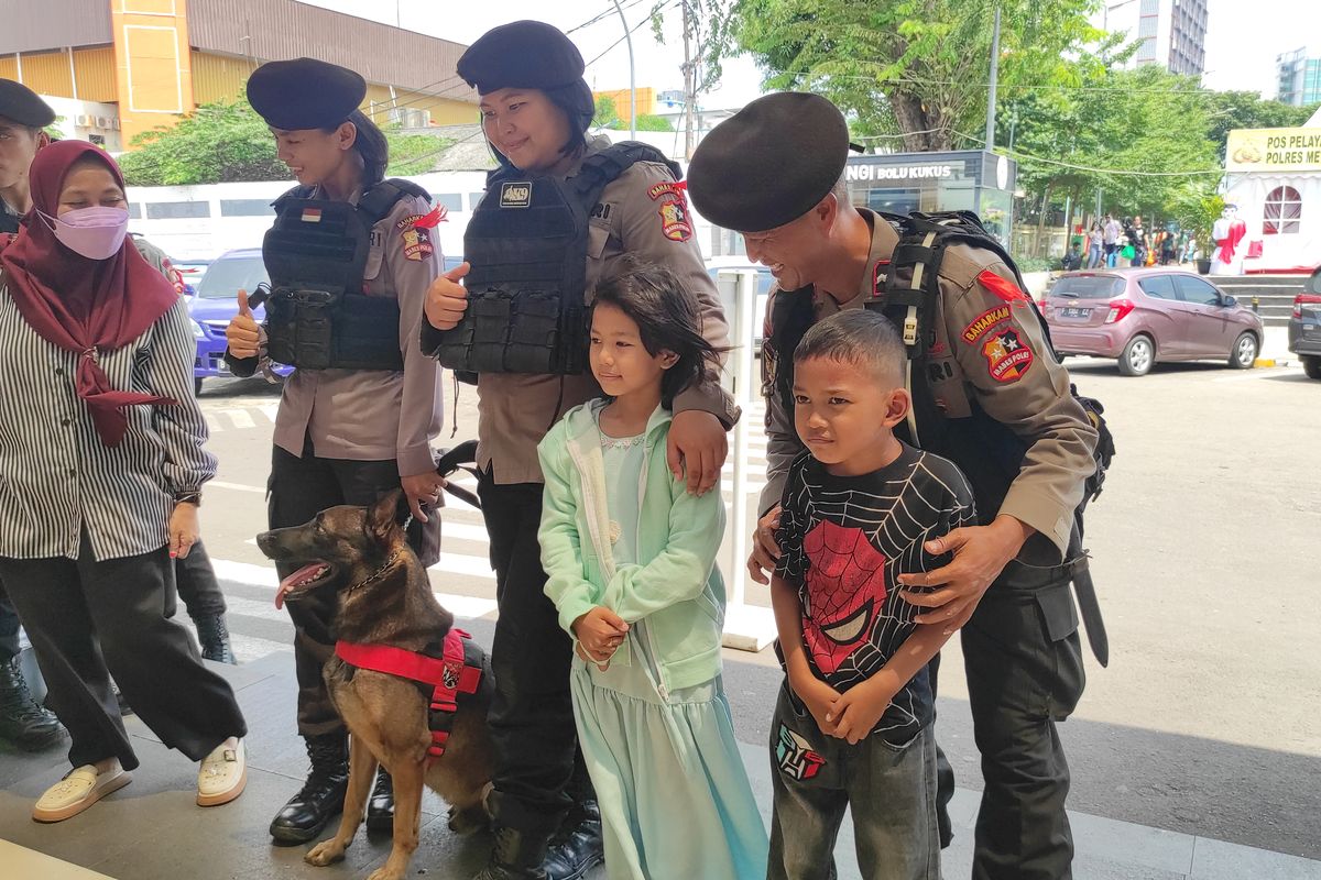 Sejumlah anak-anak foto bersama anjing pelacak dan petugas kepolisian di Stasiun Pasar Senen, Jakarta Pusat, Selasa (25/4/2023). 