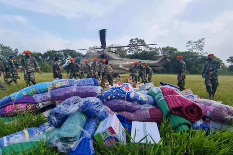 TNI Angkatan Udara mendistribusikan bantuan logistik dengan menggunakan helikopter NAS 332 Super Puma dari Skadron Udara 6 Pangkalan Udara (Lanud) Atang Sendjaja, Bogor, Jawa Barat.