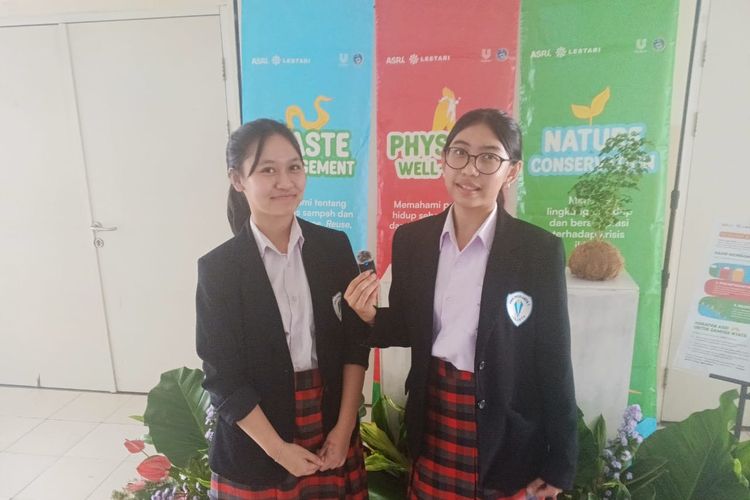 Khiar Pramesti dan Raylai Othelia, dua siswi SMA Tarakanita usai mengikuti progam ASRI di sekolahnya. 