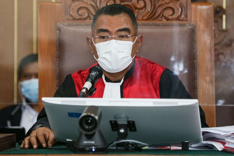 Ketua majelis hakim Wahyu Iman Santosa memimpin sidang kasus pembunuhan berencana terhadap Nofriansyah Yosua Hutabarat atau Brigadir J di Pengadilan Negeri (PN) Jakarta Selatan, Senin (21/11/2022). Pada sidang hari ini, Jaksa Penuntut Umum (JPU) menghadirkan 11 orang saksi untuk terdakwa Richard Eliezer atau Bharada E, Ricky Rizal dan Kuat Ma'ruf.