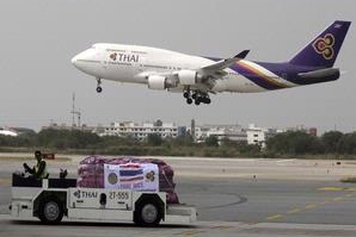 A Thai Airways worker transports bags of rice to a plane before its delivery to Haiti, at Bangkoks Suvarnabhumi Airport  February 1, 2010. The Thai government on Monday dispatched its first batch of 100 tonnes of rice to earthquake-hit Haiti, a portion of the 20,000 tonnes it has pledged to the impoverished nation.