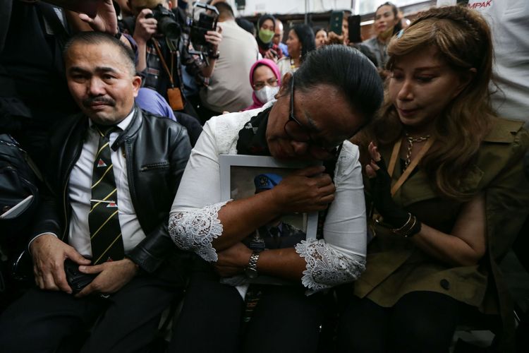 Tangis ibu korban pembunuhan berencana Nofriansyah Yosua Hutabarat atau Brigadir J, Rosti Simanjuntak pecah mendengarkan putusan majelis hakim saat hadir di sidang vonis dengan terdakwa, Ferdy Sambo di Pengadilan Negeri Jakarta Selatan, Senin (13/2/2023). Majelis hakim menjatuhkan vonis mati pada Ferdy Sambo