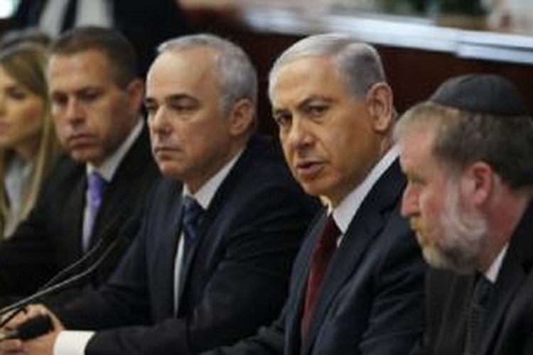 PM Israel Benjamin Netanyahu (kedua dari kanan) saat memimpin rapat kabinet mingguan di Yerusalem, Minggu (2/11/2014).