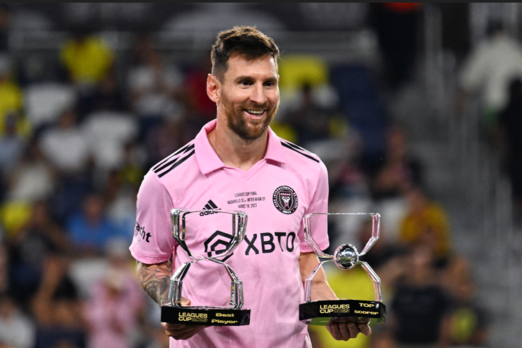 Penyerang Inter Miami, Lionel Messi, berpose dengan trofi Pemain Terbaik dan top skor setelah klubnya juara Leagues Cup 2023 usai menang adu penalti melawan Nashville SC, Minggu (20/8/2023). Selanjutnya, Messi bersama Inter Miami akan menghadapi Cincinnati dalam semifinal US Open Cup 2023.