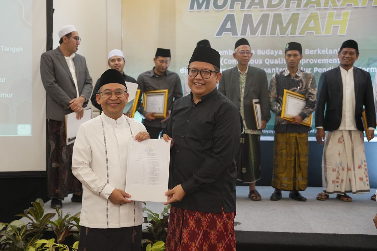 Penyerahan SK dan sertifikat hasil evaluasi pesantren dilakukan dalam forum Muhadharah ?Ammah bertema ?Membangun Budaya Mutu Berkelanjutan (Continuous Quality Improvement) pada Satuan Pendidikan Pesantren Jalur Pendidikan Formal? pada Selasa, 9 Desember 2025.