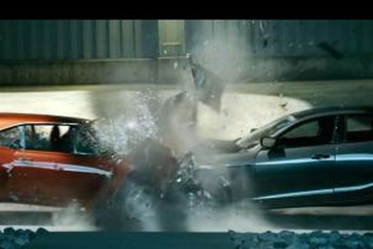 Adu banteng Maserati Ghibli (kanan) yang dibawa Deckard Shaw (Jason Statham) dengan Plymouth Road Runner milik Dominic Toretto (Vin Diesel).