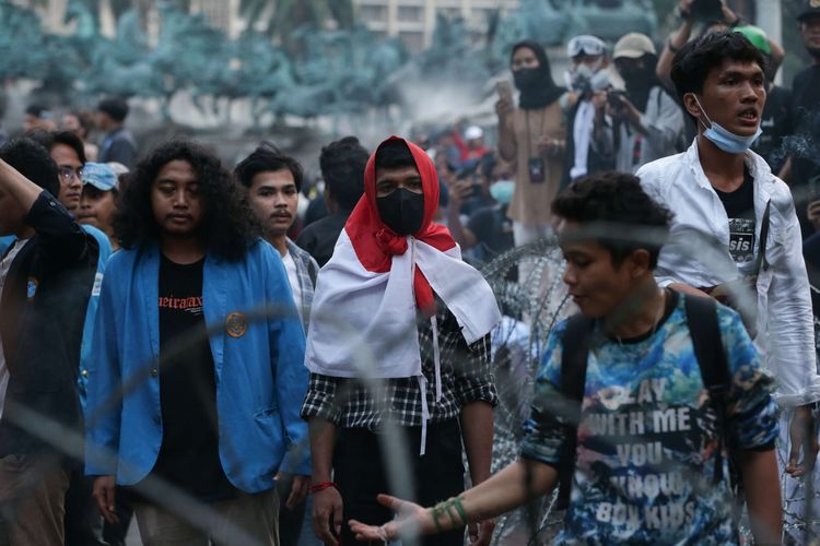Massa melakukan demonstrasi di kawasan Patung Kuda Arjuna Wijaya, Jakarta Pusat, Selasa (13/9/2022). Massa buruh hingga mahasiswa turun ke jalan untuk menolak kenaikan harga BBM