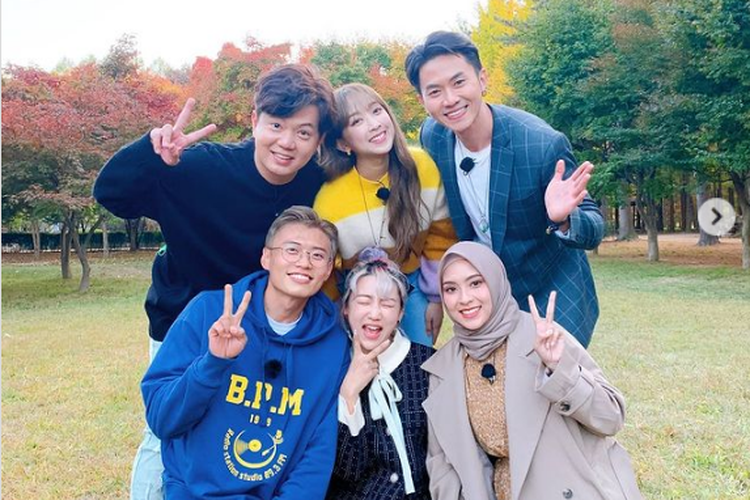 Content creator Kevin Hermanto (kanan) atas dalam program Good Friends bersama (dari tengah atas searah jarum jam) Dita Karang (personel SECRET NUMBER), Rafael Tan, Bianca Kartika, Han Yoora, dan Jang Hansol.