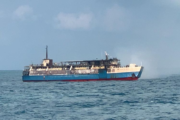 Kapal roro KM Bahari Indonesia yang menunggu ditarik tugboat, Kamis (23/7/2020).