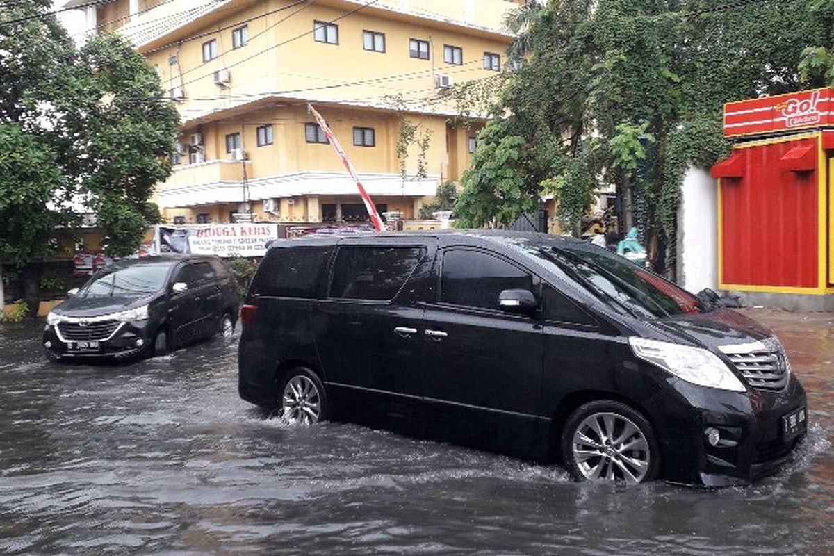 Genangan akibat curah hujan tinggi di Jalan Bambu Larangan, Kalideres, Jakarta Barat pada Jumat (25/1/2019).