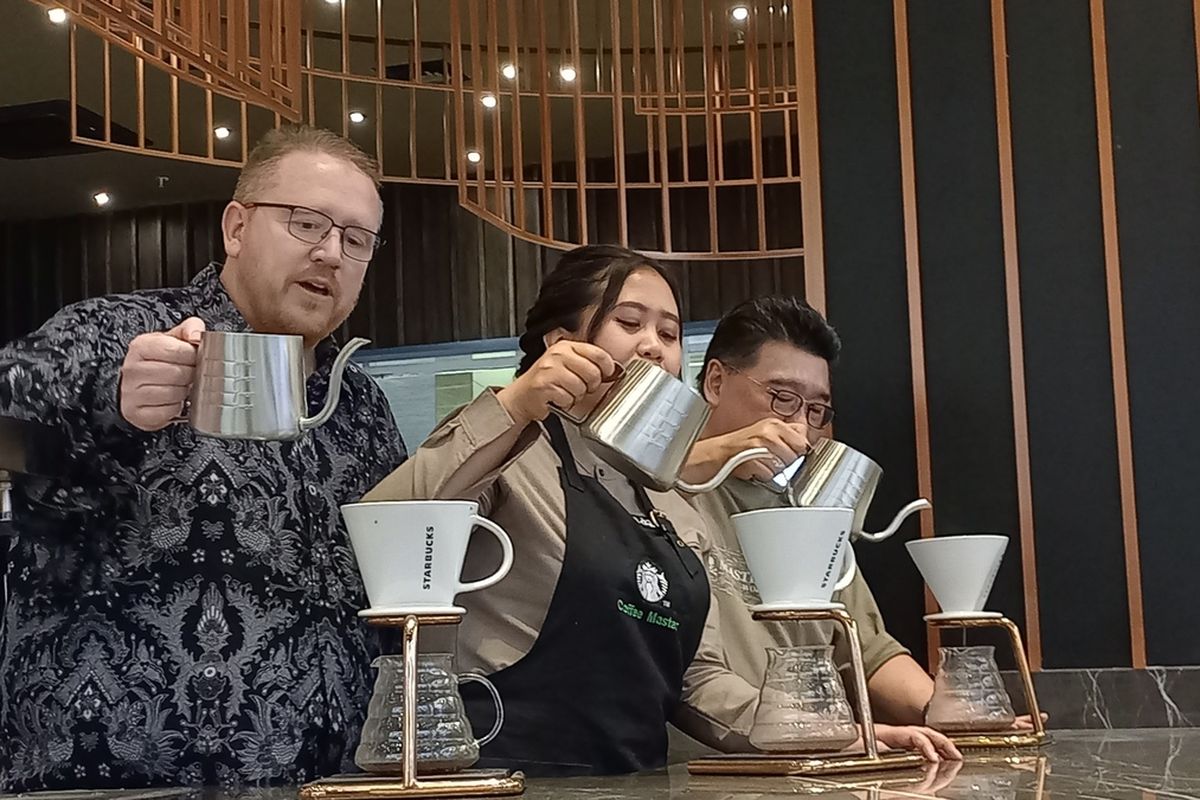 Anthony (kiri) saat mencoba menjadi barista penyeduh kopi dalam pembukaan starbucks reserve, di Pakuwon Mall Yogyakarta, Jumat (19/11/2022)