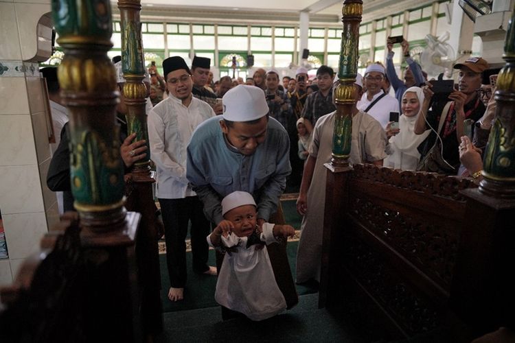 Bupati Hulu Sungai Tengah (HST) H Aulia Oktafiandi saat menghadiri tradisi Batumbang Apam di Desa Pajukungan.