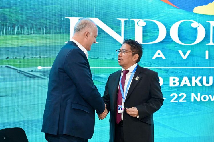 Direktur Utama PT Pertamina Geothermal Energy Tbk (PGE) Julfi Hadi dan Global Director for the World Bank Demetrios Papathanasiou saat penyampaian komitmen Zero Routine Flaring (ZRF) Initiative. Pertamina menjadi satu-satunya perusahaan Indonesia yang mendukung ZRF Initiative, di mana upaya ini merupakan langkah tegas Pertamina dalam mencapai Net Zero Emissions pada 2060 atau bahkan lebih cepat.