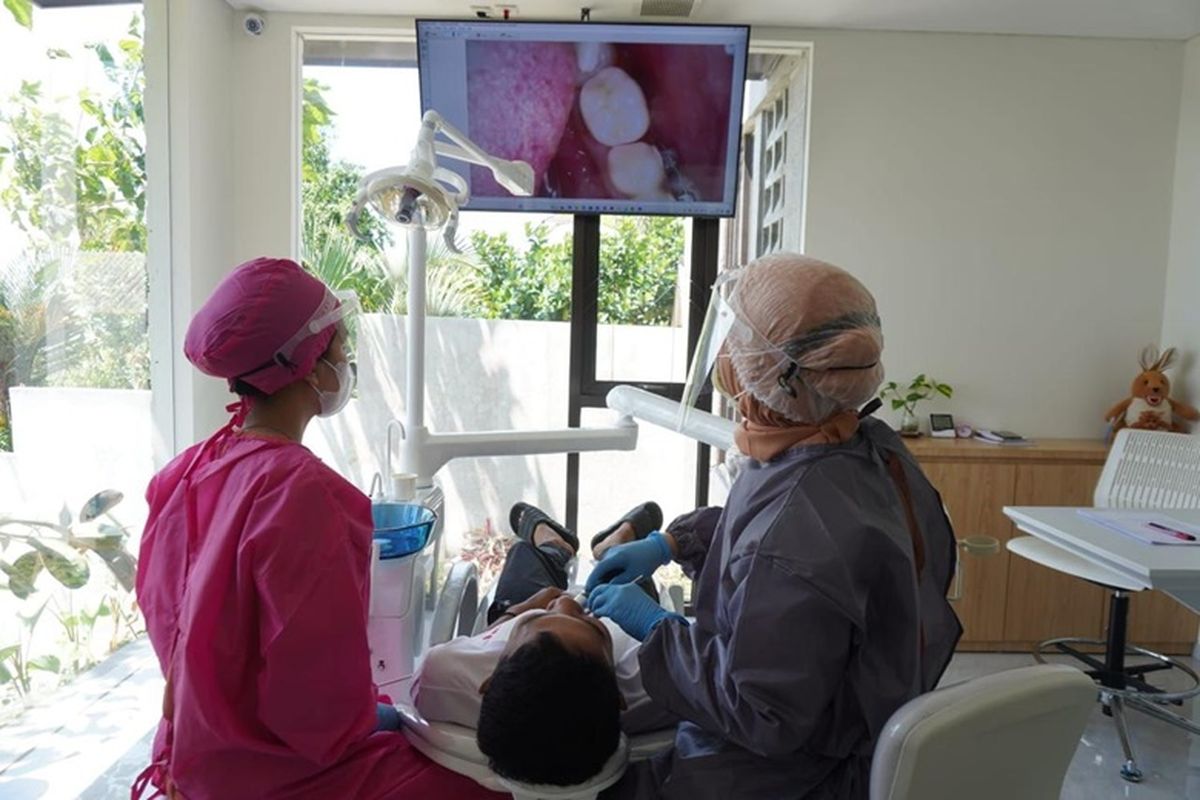 Artismile Dental Clinic menghadirkan solusi gigi sehat dan senyum menawan.