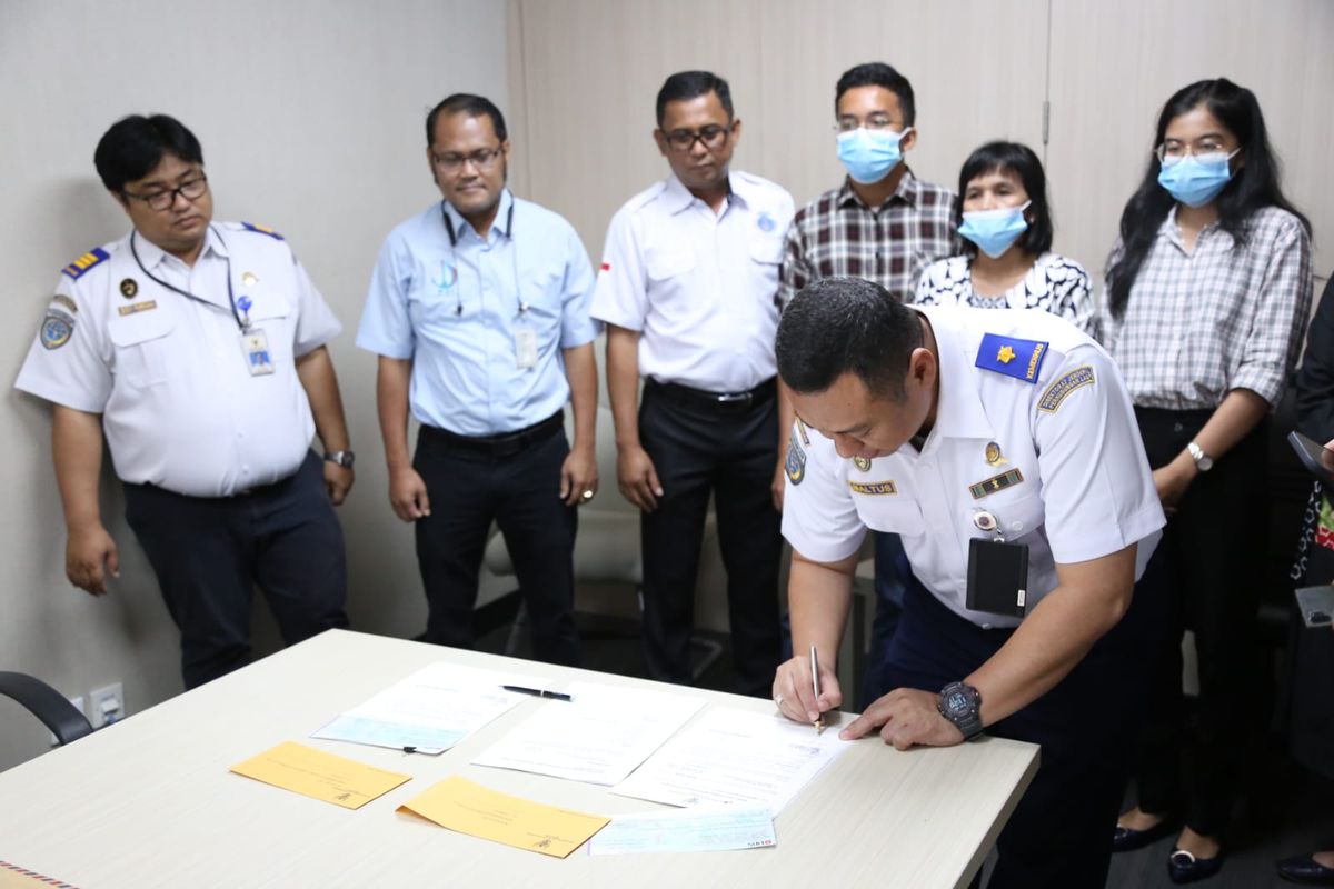 Penyerahan asuransi pelaut Indonesia yang meninggal di Singapura.