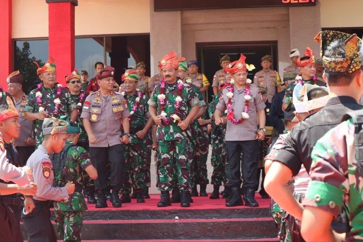 Panglima Tentara Nasional Indonesia, Marsekal Hadi Tjahjanto dan Kapala Kepolisian RI, Jendral Tito Karnavian beserta rombongan melakukan peninjauan Pulau Nipah, Kelurahan Pemping, Kecamatan Belakang Padang, Batam, Kepulauan Riau yang merupakan salah satu pulau terdepan yang berbatasan langsung dengan Singapura dan Malaysia, Sabtu (27/7/2019).