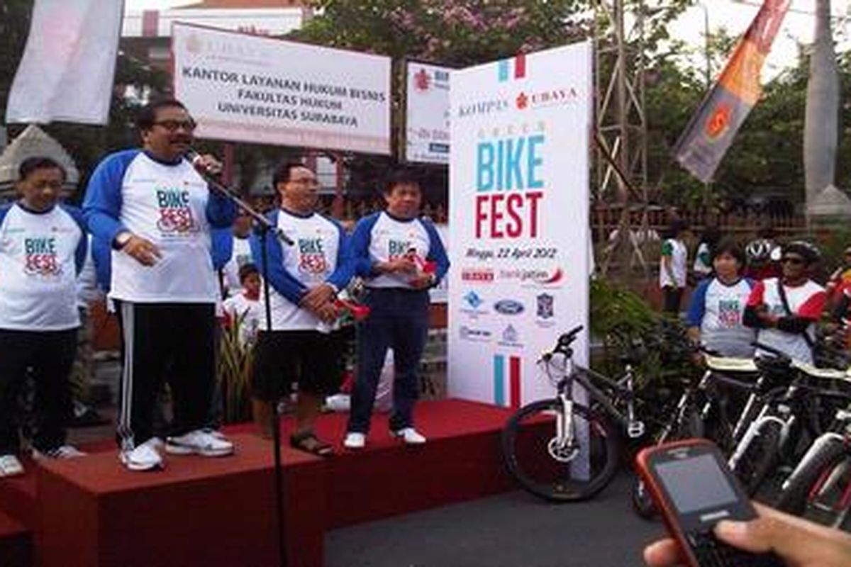 Gubernur Jatim Soekarwo melepas 7.500 peserta Green Bike Fest Surabaya dalam rangka memeringati Hari Bumi, Minggu (22/4/2012).