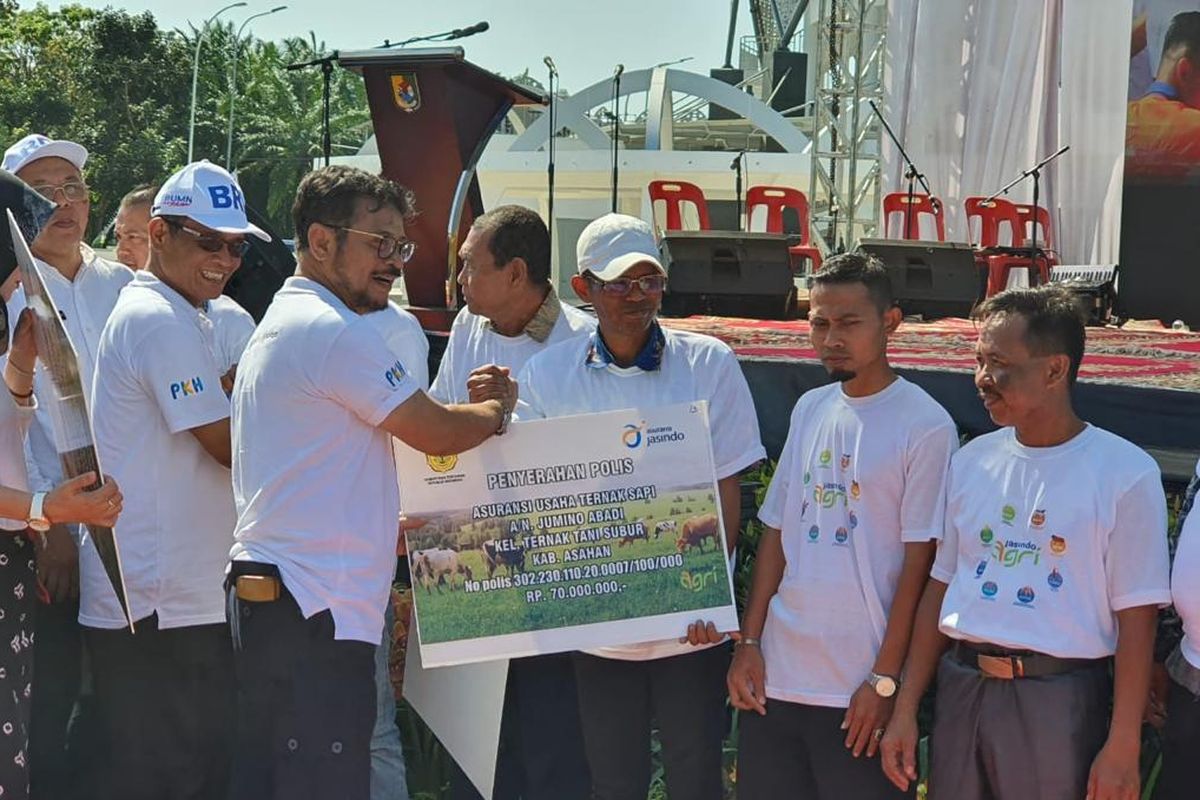 Menteri Pertanian (Mentan) Syahrul Yasin Limpo memberikan Asuransi Usaha Tani Padi (AUTP) kepada kelompok petani