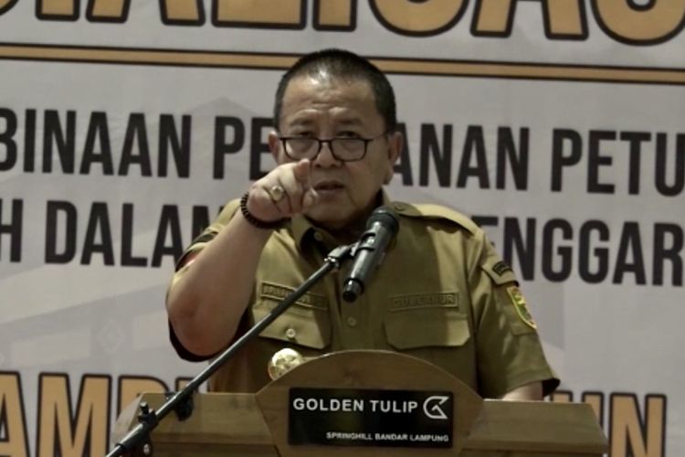 Bidik layar rekaman video Kompas TV saat Gubernur Lampung Arinal melakukan pengarahan kepada petugas haji di Hotel Golden Tulip, Bandar Lampung, Senin (15/5/2023).