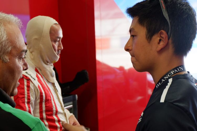 Pebalap Indonesia dari tim T2 Motorsports, Rio Haryanto (kanan) dan tandemnya, Gregory Teo (tengah), usai menjalani sesi paid practice seri ketiga Blancpain GT World Challenge Asia 2019, di Sirkuit Suzuka, Jepang, Kamis (20/6/2019).