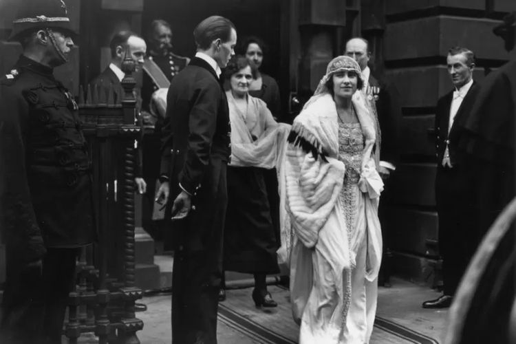 Elizabeth Bowes-Lyon, ibu Ratu Elizabeth II, meninggalkan Jalan Bruton pada hari pernikahannya pada 1923.