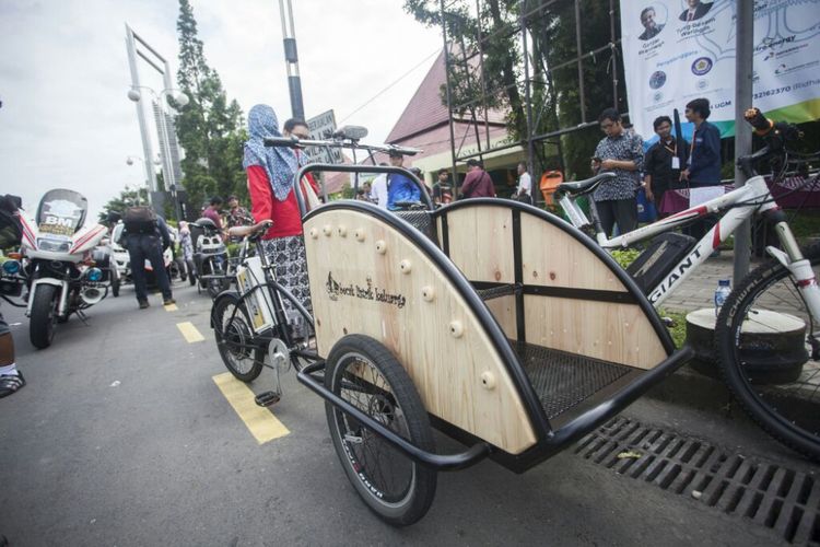 Becak listrik karya mahasiswa dan tim Fakultas Teknik UGM yang turut dalam parade kendaraan listrik keliling Yogyakarta