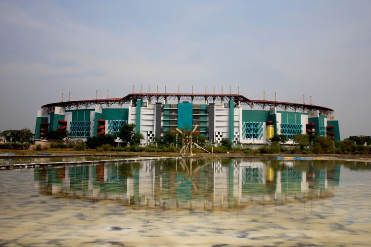 Stadion Gelora Bung Tomo Surabaya dilihat dari tambak garam Benowo, Kamis (9/11/2023) siang. 