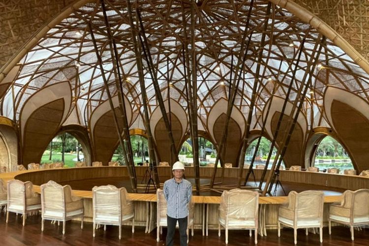 Ashar Saputra, pakar bambu dari Universitas Gadjah Mada sedang berpose di depan Bamboo Dome, di Apurva Kempinski, Nusa Dua, Bali 