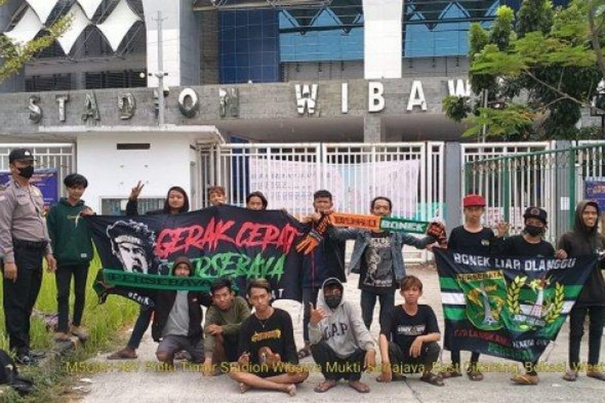 Kepolisian membubarkan suporter sepak bola Bonek yang datang ke Stadion Wibawa Mukti Cikarang, Kabupaten Bekasi, Minggu (29/8/2021).